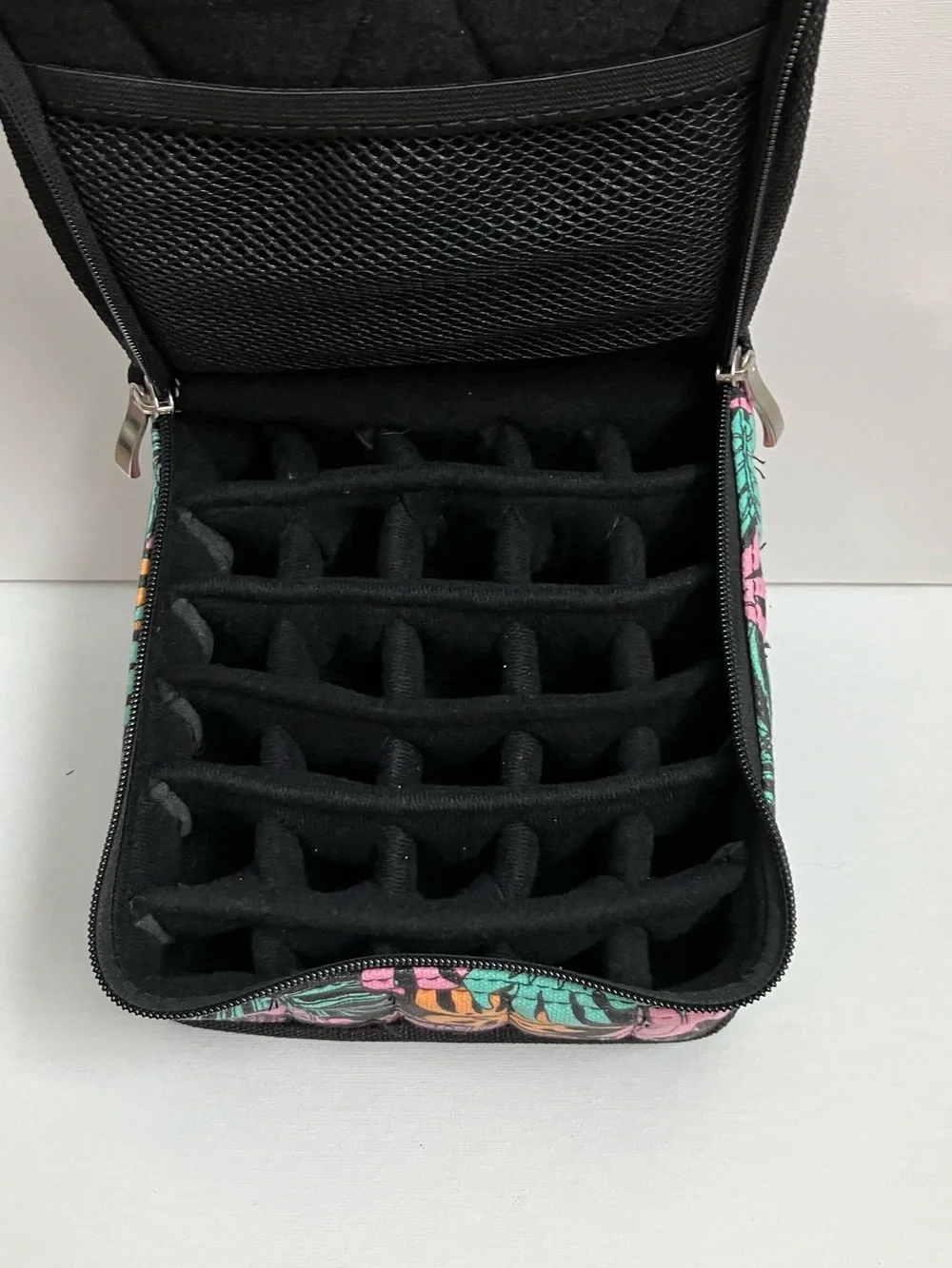 Essential oils carrying case. 30 grid
